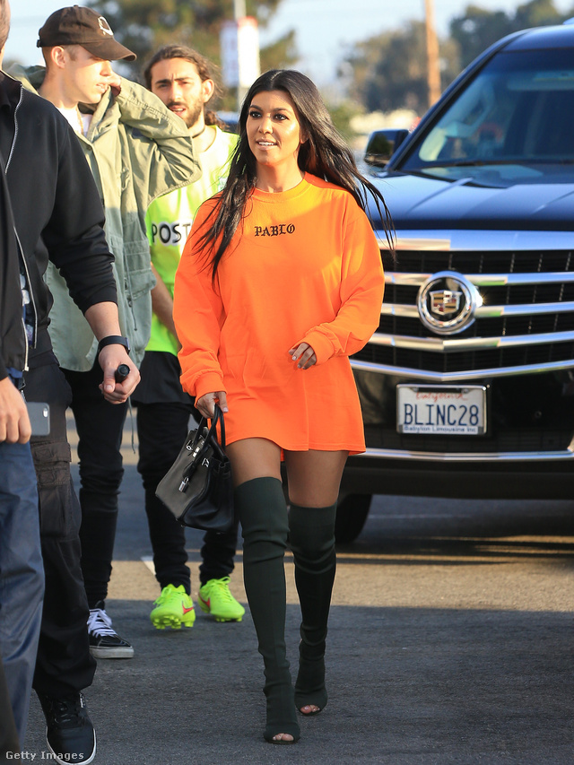 Kourtney Kardashian a legújabb trendek szerint, túlméretezett pulóverrel hordja a sötétzöld csizmát.
                        
                        