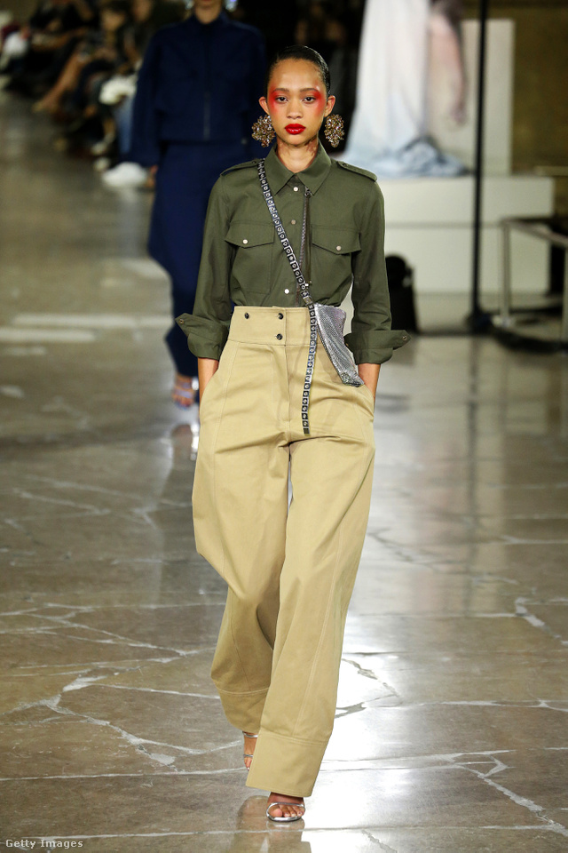 Magasított derekú khaki színű nadrág és katonazöld blúz a Kenzo új kollekciójában.