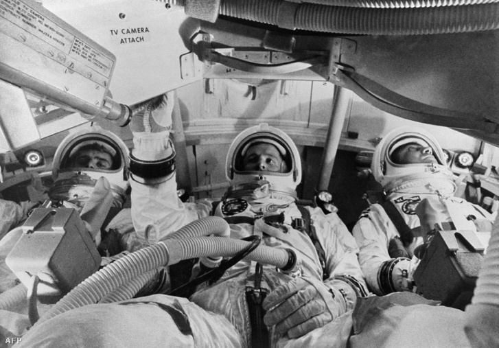 1967. január 19. Chaffee (balra), White (középen) és Grissom (jobbra) a parancsnoki modulban gyakorlatoznak, egy héttel a végzetes tűzeset előtt. 