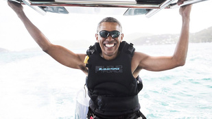 Obama most már kitesurfön élvezi a szabadságot