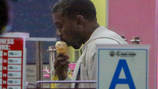 Most megnézheti, ahogy Kanye West őrületes odaadással nyal fagylaltot