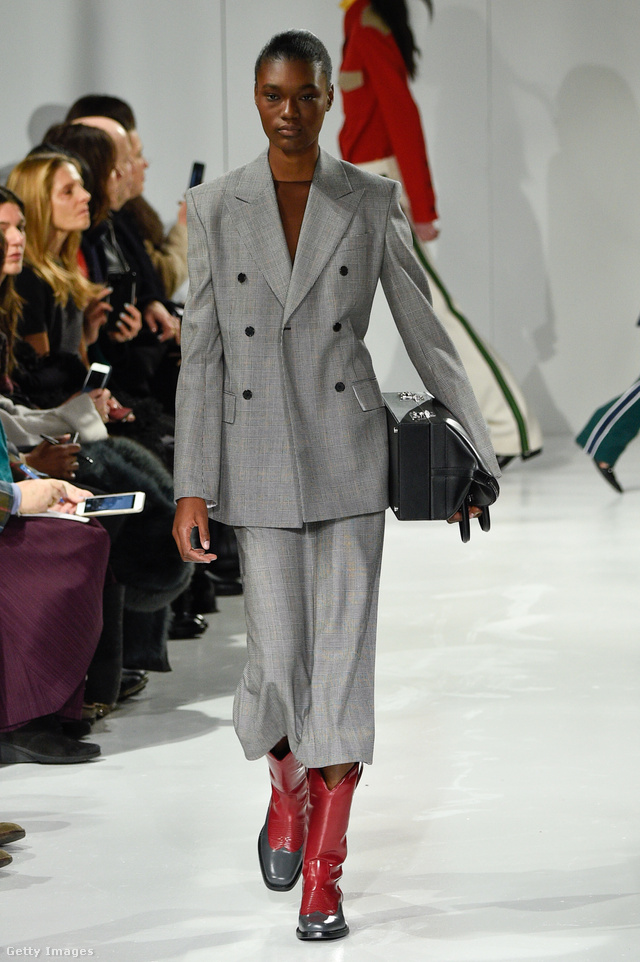 A 80-as évek stílusát idéző Wall Street-i irodista ruha  és csizma a Raf Simons féle Calvin Klein kollekcióban.