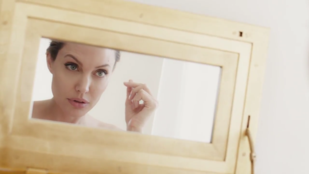 Angelina Jolie legújabb reklámjában levendulamezőn szomorkodik