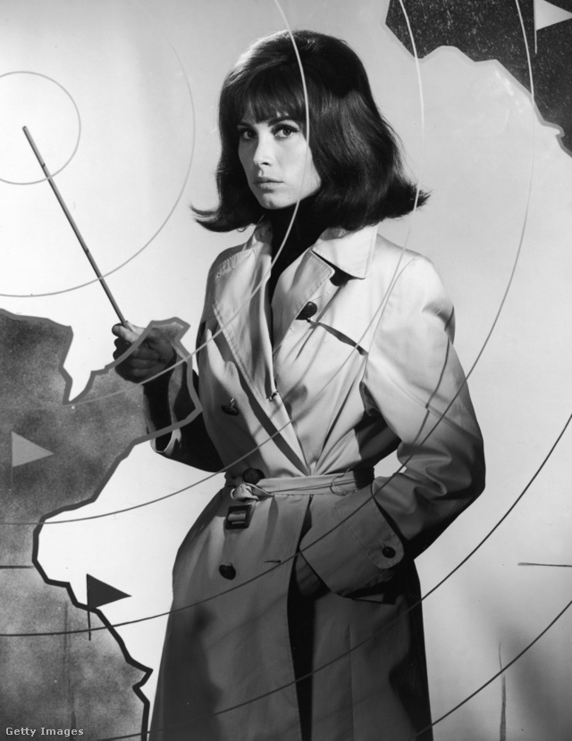 Az amerikai színésznő, Stefanie Powers viharkabátban pózolt egy 1966-os filmben.
                        