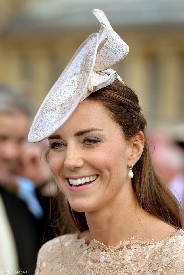 Katalin hercegné gyöngyfülbevalóval II.Erzsébet királynő Buckingham-palotában tartott kerti partiján 2014 júniusában.
                        