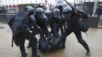 Rohamrendőrök vertek szét egy tüntetést Minszkben