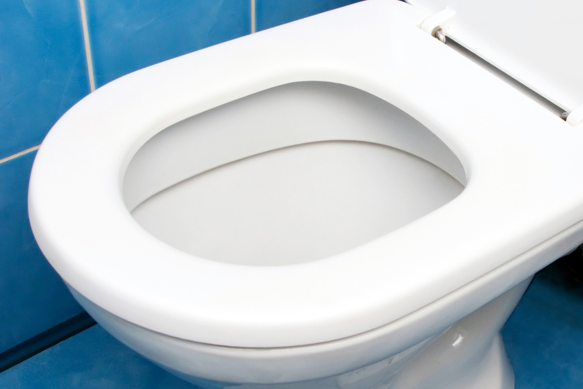 Soha ne ülj így a WC-n: károsabb lehet, mint gondolnád!