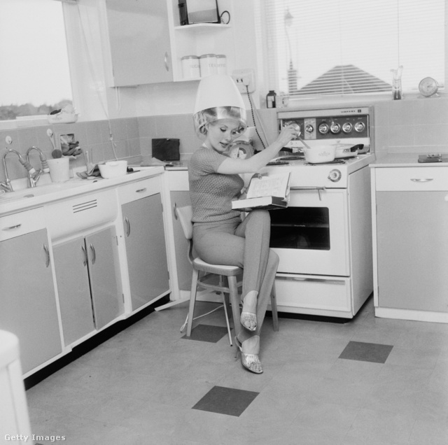 A 40-es években egyszerre lehetett hajat szárítani, olvasgatni és főzni.Legalábbis a kép azt sugallja, hogy sok időt töltettek a nők a konyhában.