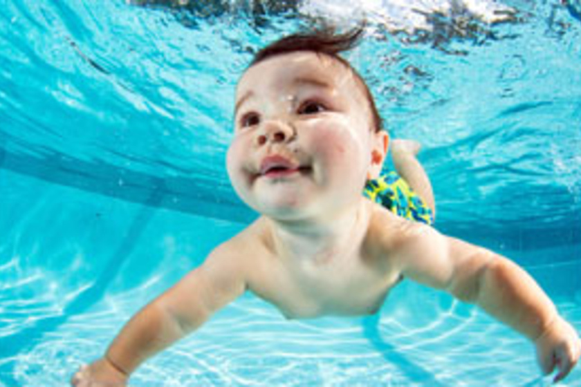 Ezt neked is látnod kell: így úsznak a víz alatt a kisbabák - Látványos felvételek