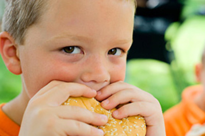 Hiányt szenved az agya, ha ezt adod a gyermeknek: 7 étel, amit felejtsetek el