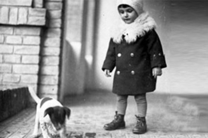 Örök barátság, amit fotók őriznek: 100 éves képeken gyerekek és kutyáik