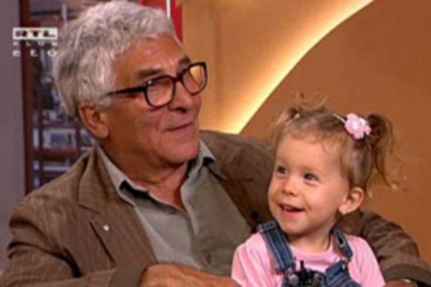 A magyar színész 65 évesen lett ismét apa! Megmutatta a kislányát