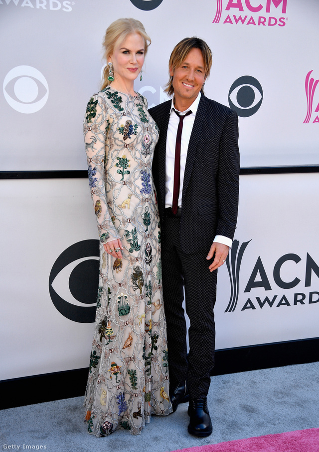 Állatokkal és növényekkel díszített Alexander McQueen ruhában kísérte el country énekes férjét Nicole Kidman az ACM-gálára.