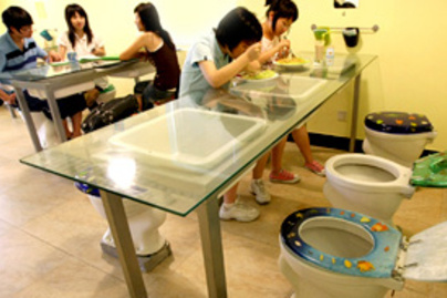 A világ leggusztustalanabb ötlete: képeken a bolygó első WC-étterme