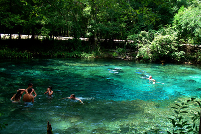 Itt található az ördög füle az elképesztően kék víz alatt: imádják a turisták