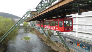Ez nem vidámpark, egy német városban ez a normál tömegközlekedés