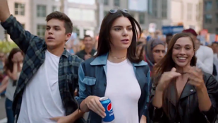 Kendall Jennert durván megviselte, hogy ilyen botrányt kavart a Pepsi reklámja