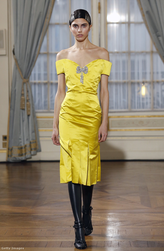 Ejtett vállú, sárga ruha Francesco Scognamiglio kollekciójában.