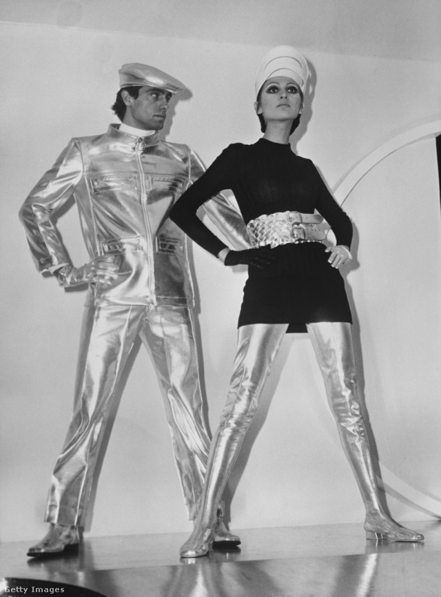 Pierre Cardin 1968-ban mutatta be futurisztikus ezüstruháit Párizsban.
                        