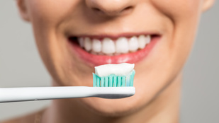 Érzékenyek a fogaid? Nem kell megvenni a legdrágább fogkrémet!
