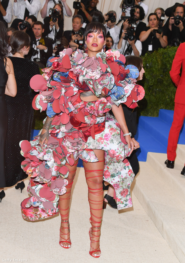 Nem sok helyre tudjuk elképzelni a Commes des Garçons kreációját a vörös szőnyegen kívül, de Rihanna kétségkívül tudta viselni a különleges darabot, amihez még ez a láb tekerős szandál sem mutatott annyira rosszul. 