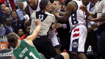 Kitört a bunyó az NBA-meccsen, kétméteres játékosok padlózták egymást