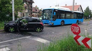 Autójába szorult egy sofőr, miután busszal ütközött Soroksáron