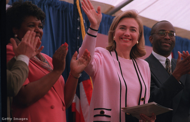 Hillary Clinton first ladyként integetett rózsaszínben a 90-es években.