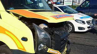 Két mentő megsérült balesetben a XVI. kerületben