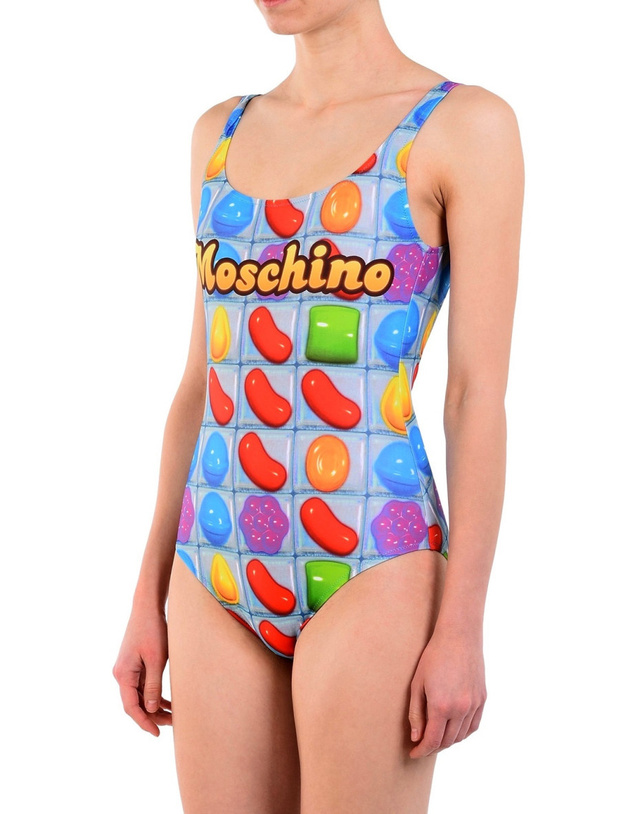 Így néz ki a Moschino és a Candy Crush 300 dolláros, kb. 84.856 forintos fürdőruhája.
                        