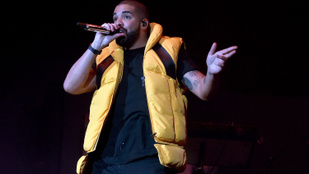 Drake annyira jó arc, hogy elment az unokatestvére gimis báljára