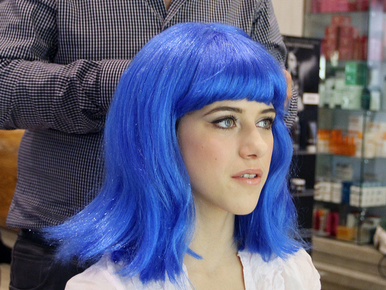 Katy Perry stílusa összenőtt a kék parókával