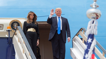 Melania Trump fejkendő nélkül érkezett Szaúd-Arábiába