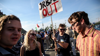 Ezrek tüntettek vasárnap este Budapesten