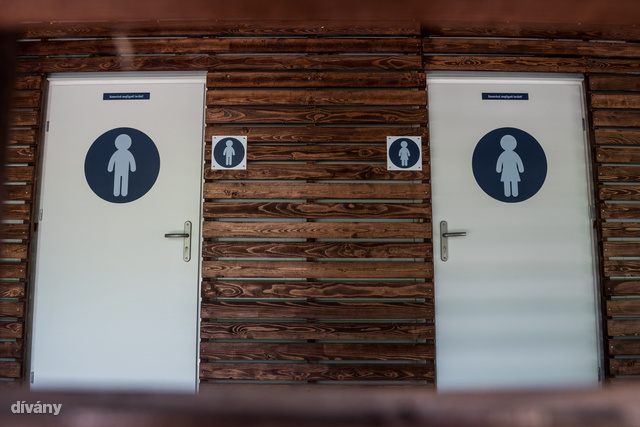 Hat darab női WC, 4 darab férfi WC és 4 piszoár várja a látogatókat. 