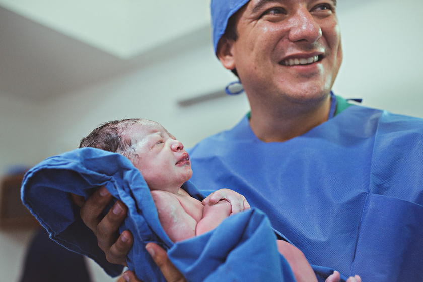 Édesapja kezébe érkezett a baba! 10 szülésfotó, amit megkönnyezel