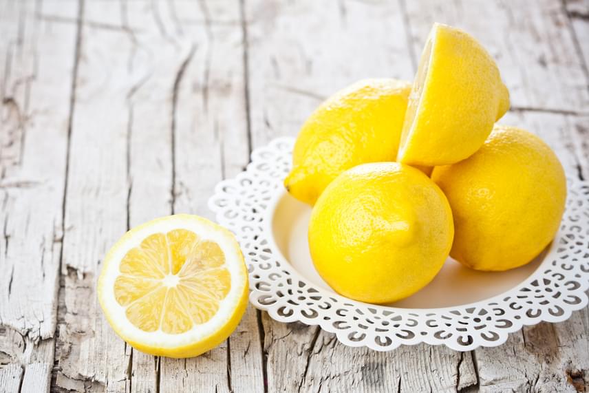 Éjszakai meleg citromos víz fogyasztása segít a fogyásban