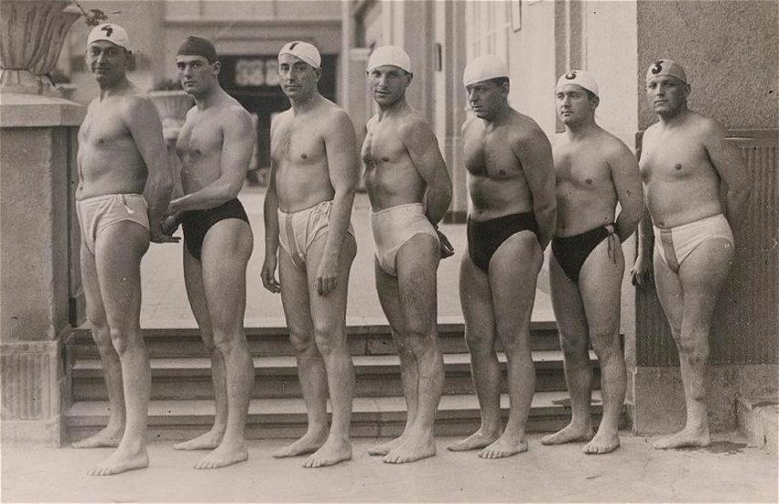 Az 1932-es Los Angeles-i olimpia aranyérmes magyar vízilabdacsapata: a sor végén álló 23 éves úszó Halassy Olivér