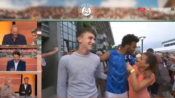 A riporternőt csókolgatta, kizárták a Roland Garrosról