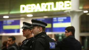 Robbanószerekről beszélgetett három férfi egy Londonba tartó repülőn