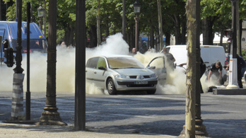 Csendőrségi kisbusznak hajtott egy autó a Champs-Elysées-n