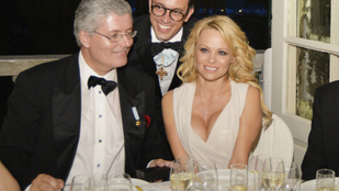 Letartóztatták az ál-herceget, aki előtt Pamela Anderson is letérdelt