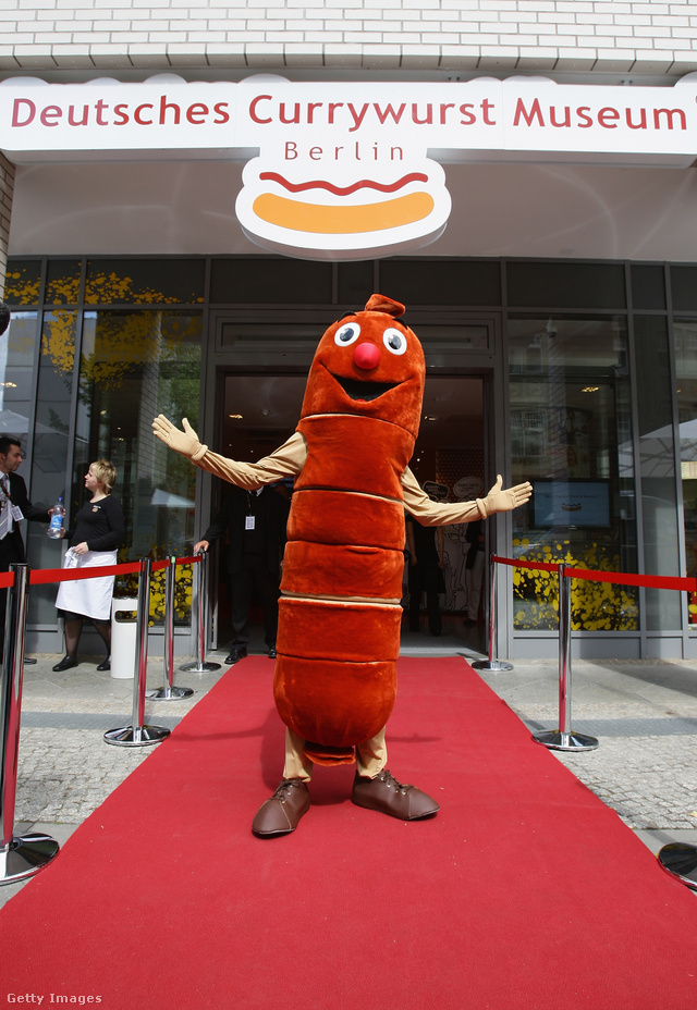A berlini Currywurst múzeum állítólag épp olyan fontos látványosság, mint a Brandenburgi kapu, mivel ez a ketchupos currymártással tálalt sült kolbász a német főváros kulinárius szimbóluma. 