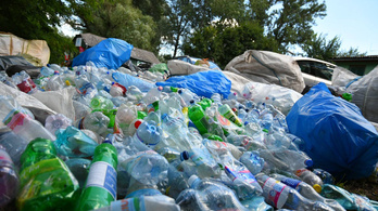 Civilek veszik fel a harcot a Tiszán úszó műanyagszigetek ellen