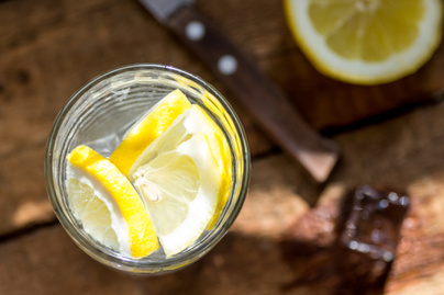 Egy pohár citromos víz reggeli előtt: a legolcsóbb fogyasztó módszer - Működik?