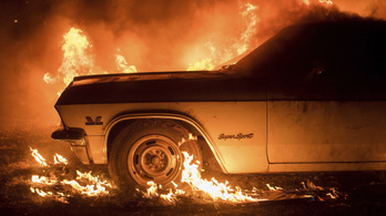 Negyedik napja lángol Kalifornia, tízezer embert kellett kimenekíteni