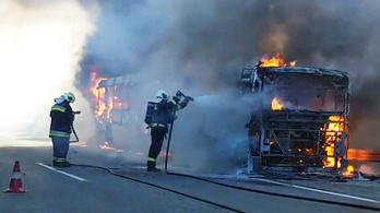 Kiégett egy Volán busz Budaörsnél az autópályán