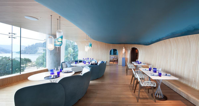 A stockholmi, párizsi és hongkongi irodával is rendelkező A Work of Substance tervezte Hongkong egyik legújabb menő éttermét, a tengerparti öbölre néző The Oceant. A korallzátonyokkal harmonizáló étterem kiváló példa rá, hogy mennyire jól mutat a kék a belső térben. 
                        