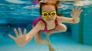 Gyerekkísérlet: úszni tanul a 4 éves