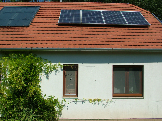 Egy házi készítésű napkollektor (balra) és a négy napelem (jobbra)